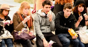 Se debe hacer frente a la alimentación del adolescente conociendo los requerimientos nutricionales, sabiendo elegir los alimentos que garantizan una dieta suficiente en energía y nutrientes.