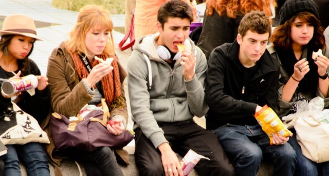 Se debe hacer frente a la alimentación del adolescente conociendo los requerimientos nutricionales, sabiendo elegir los alimentos que garantizan una dieta suficiente en energía y nutrientes.