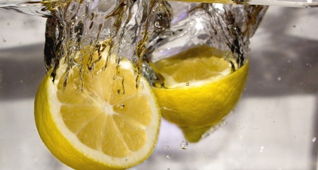 El jugo de limón es muy eficaz contra microbios y ciertos virus .