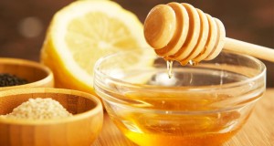 Las propiedades cicatrizantes y humectantes de la miel la hacen el ingrediente número uno de cremas y ungüentos.