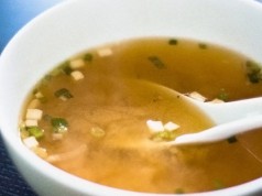 Las propiedades medicinales del miso son muy utilizadas por la Medicina Tradicional China, la Medicina Ayurvédica y la Macrobiótica por su alto contenido de enzimas vivas.