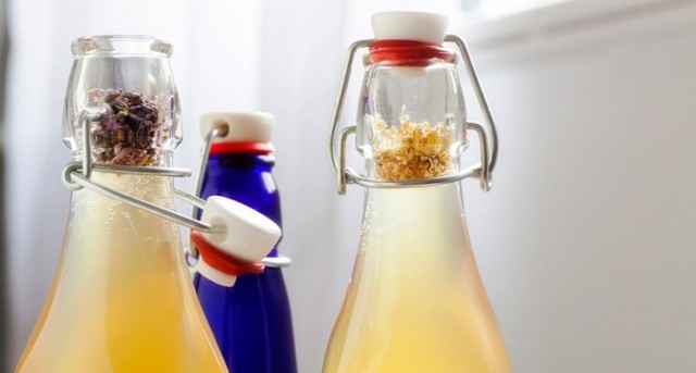 La fermentación del té otorga una variada cantidad de vitaminas, enzimas, minerales y ácidos orgánicos esenciales.