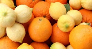 La vitamina C ayuda a prevenir enfermedades del corazón y el cáncer, pues protege las células del cuerpo contra la oxidación.