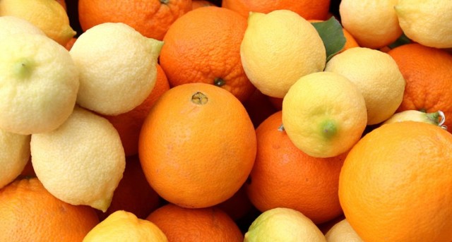 La vitamina C ayuda a prevenir enfermedades del corazón y el cáncer, pues protege las células del cuerpo contra la oxidación.