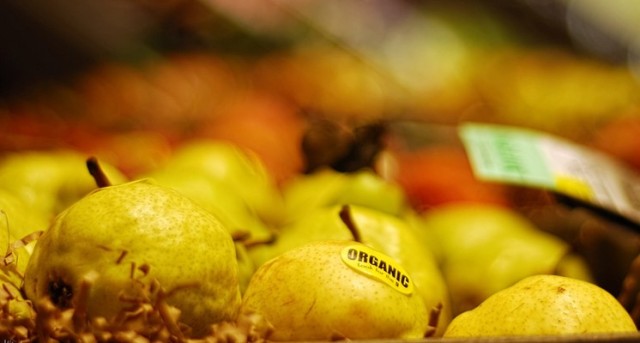 Verdades y mentiras sobre la moda de los alimentos naturales Estrictamente hablando, hablar de un alimento natural es hablar de aquél que se produce de forma espontánea.