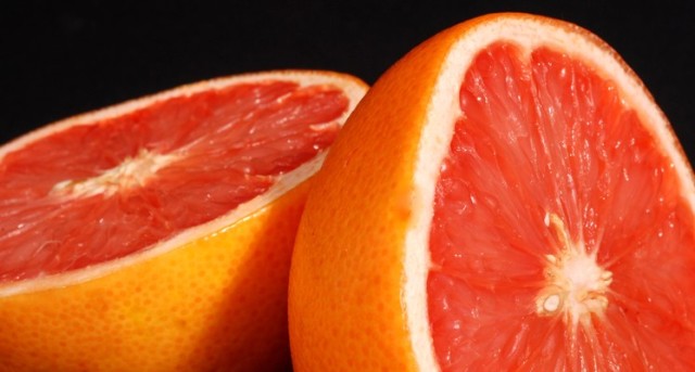 El efecto pomelo y los medicamentos Si se toman medicamentos y se consume pomelo con frecuencia, hay que consultar con el médico para evitar posibles interacciones.
