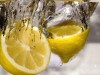 El jugo de limón es muy eficaz contra microbios y ciertos virus .