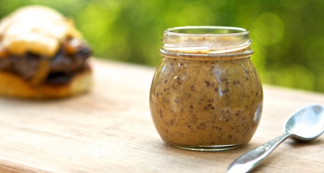 8 recetas para preparar mostaza casera Las semillas de las diversas variedades de mostaza se mezclan con especias, vino o vinagre para preparar el condimento.