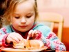 El aporte de nutrientes debe cubrir las necesidades del organismo en calorías, principios inmediatos, sales, coenzimas y otros factores biogenéticos.
