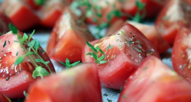El tomate y sus beneficios: anti-cáncer y antioxidante Fuente de yodo y licopeno, muy bueno como vigorizante y anticancerígeno natural.